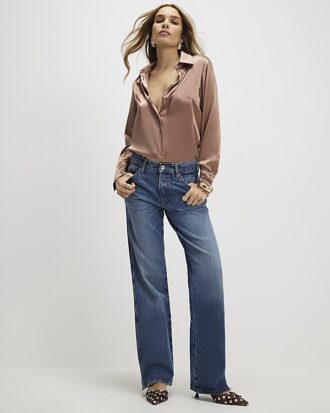 Brun slim fit-skjorta i satin med långa ärmar