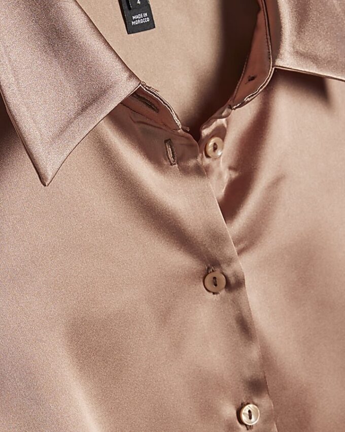 Brun slim fit-skjorta i satin med långa ärmar