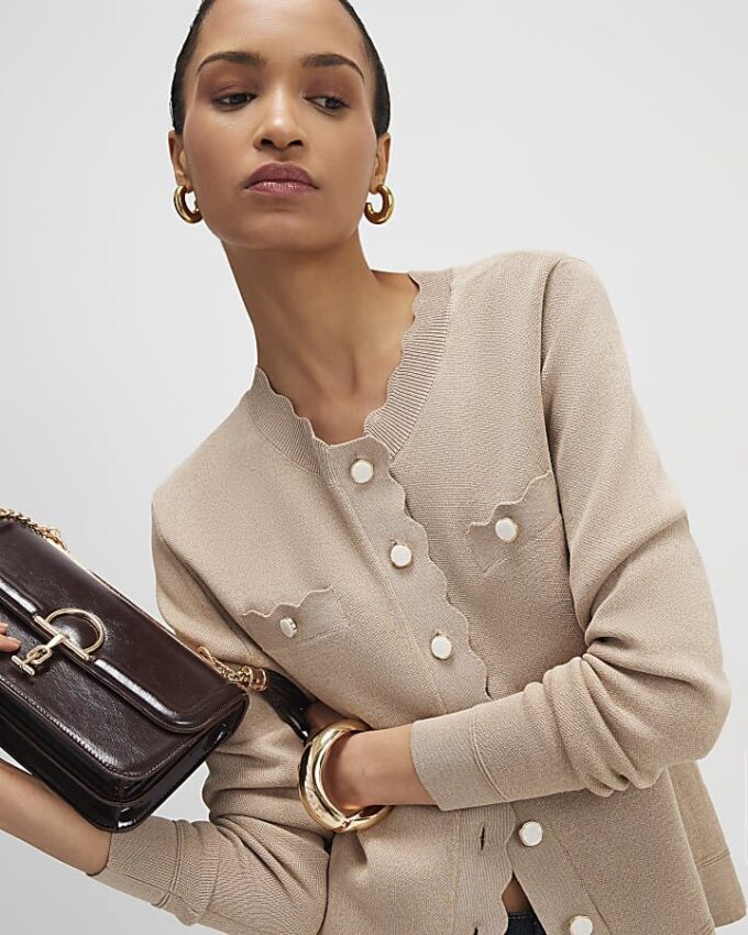 Brun stickad figursydd kofta med scallopkant