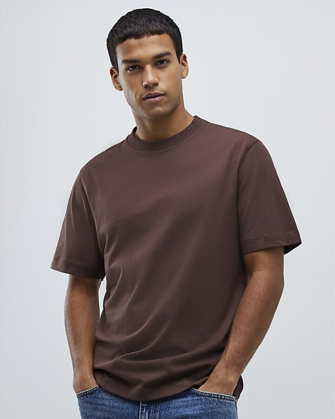 Brun T-shirt med normal passform Brun T-shirt med normal passform