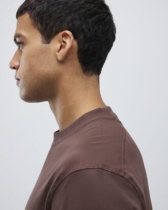 Brun T-shirt med normal passform Brun T-shirt med normal passform