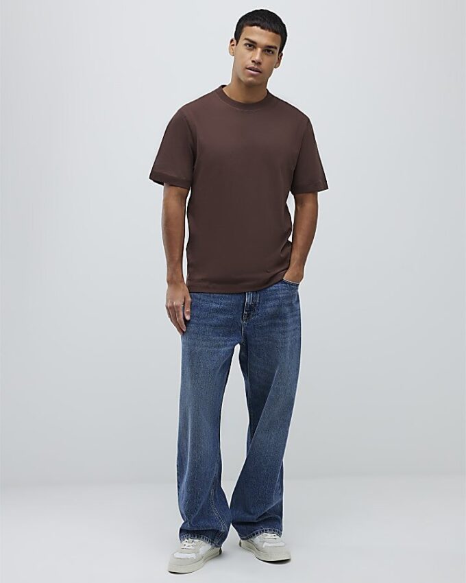Brun T-shirt med normal passform Brun T-shirt med normal passform
