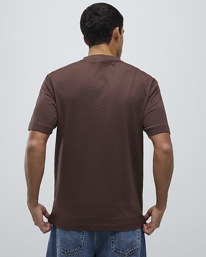 Brun T-shirt med normal passform Brun T-shirt med normal passform