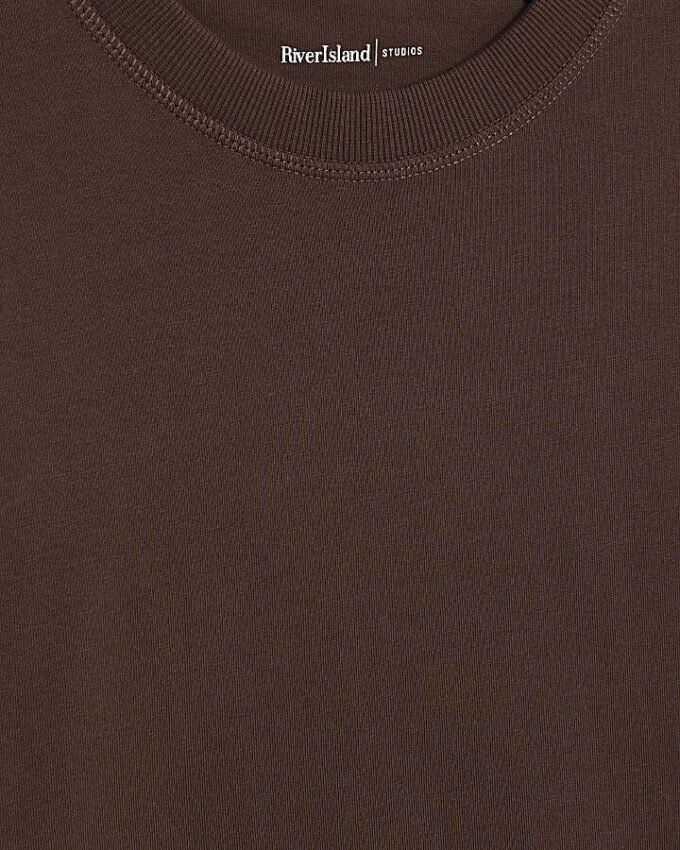 Brun T-shirt med normal passform Brun T-shirt med normal passform