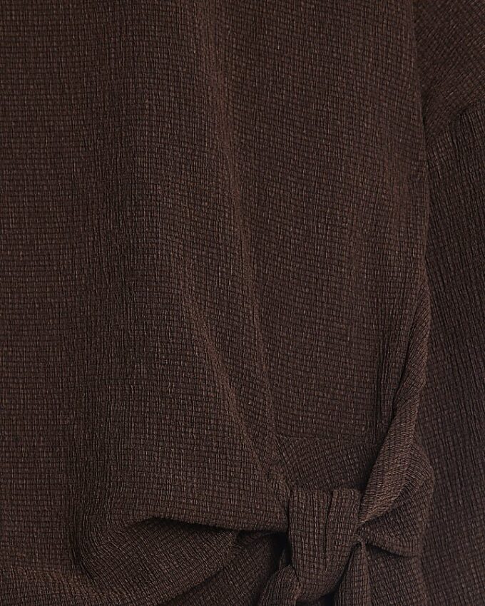 Brun texturerad T-shirt med knytning fram