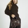 Brun totebag i imitationsmocka med berlocker