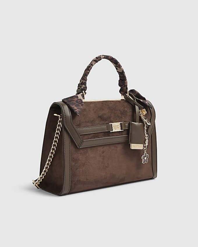 Brun totebag i imitationsmocka med berlocker