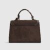 Brun totebag i imitationsmocka med berlocker