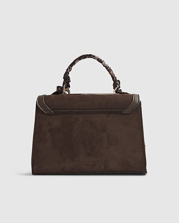 Brun totebag i imitationsmocka med berlocker