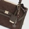 Brun totebag i imitationsmocka med berlocker