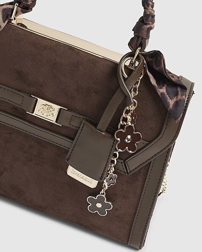 Brun totebag i imitationsmocka med berlocker