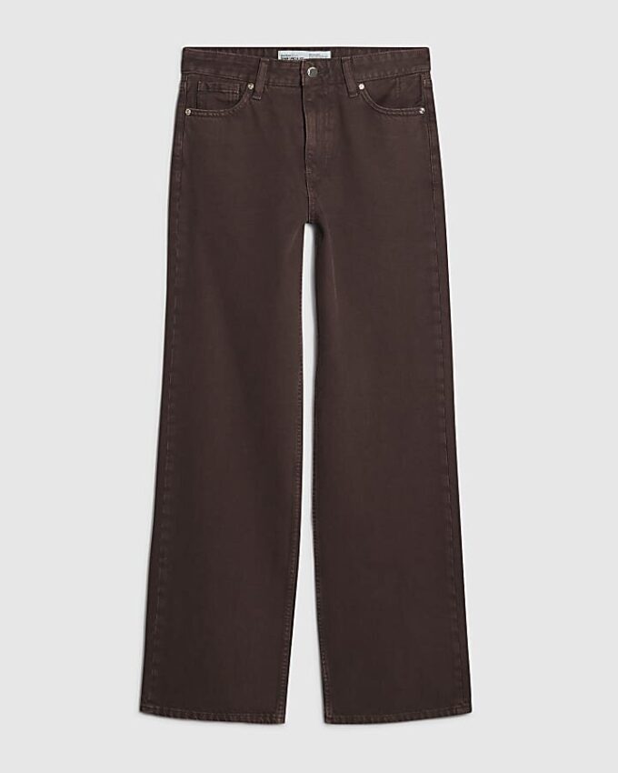 Bruna, avslappnade jeans med raka ben