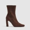 Bruna boots med klack och fyrkantig tå i imiterat mocka