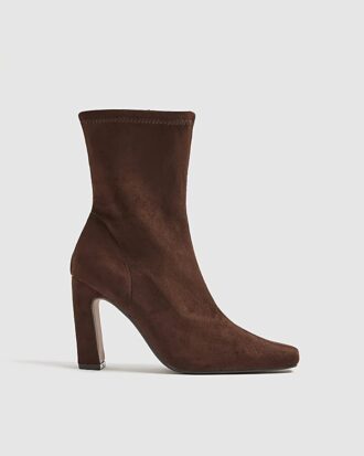 Bruna boots med klack och fyrkantig tå i imiterat mocka