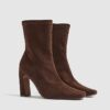Bruna boots med klack och fyrkantig tå i imiterat mocka