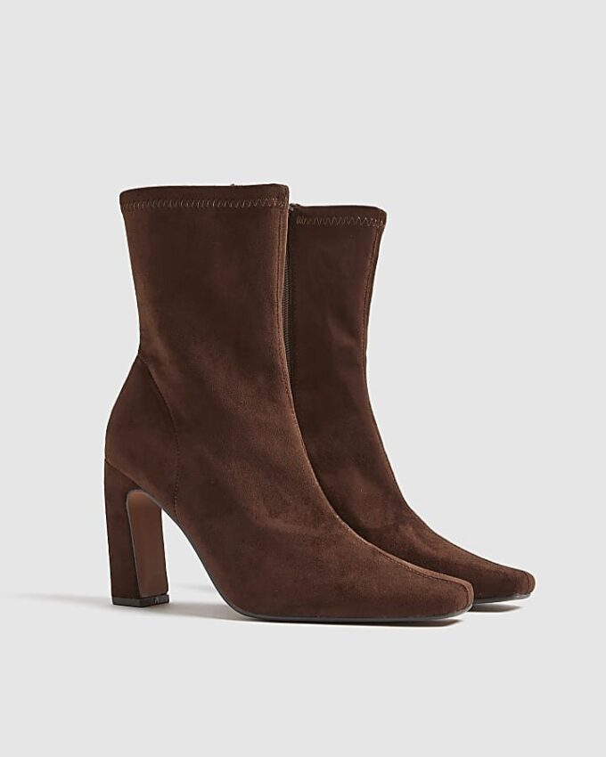 Bruna boots med klack och fyrkantig tå i imiterat mocka