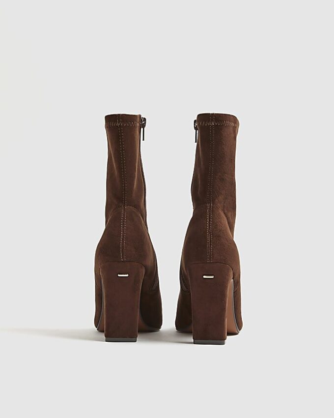 Bruna boots med klack och fyrkantig tå i imiterat mocka