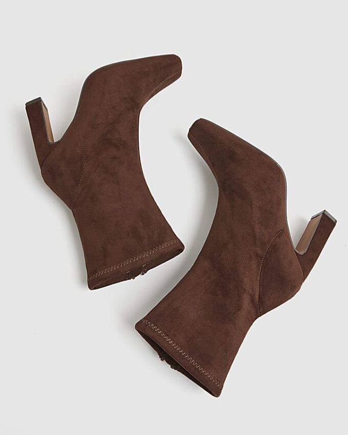 Bruna boots med klack och fyrkantig tå i imiterat mocka