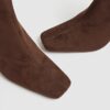 Bruna boots med klack och fyrkantig tå i imiterat mocka