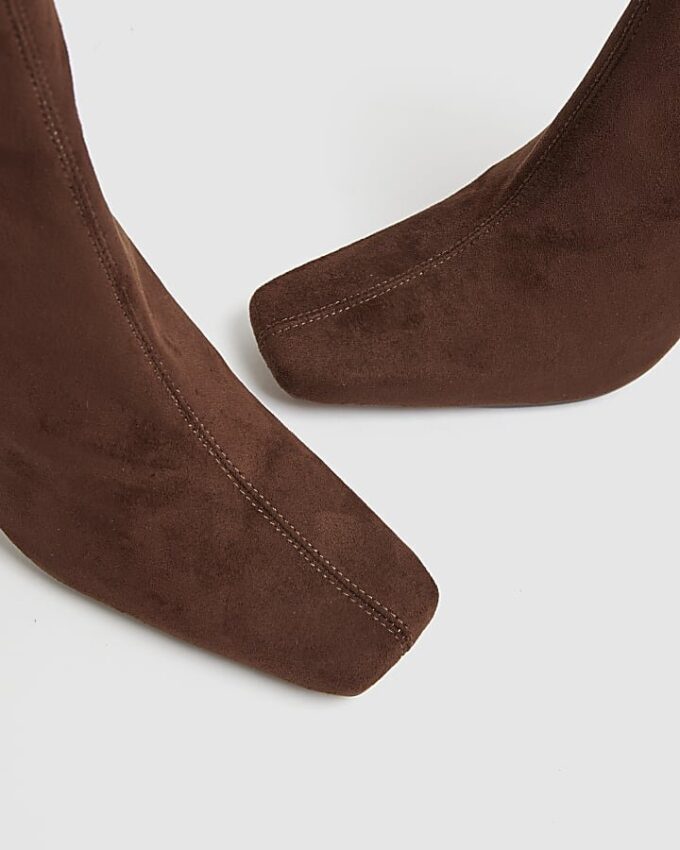 Bruna boots med klack och fyrkantig tå i imiterat mocka