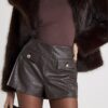 Bruna hotpants med krokodilprint och fickdetaljer