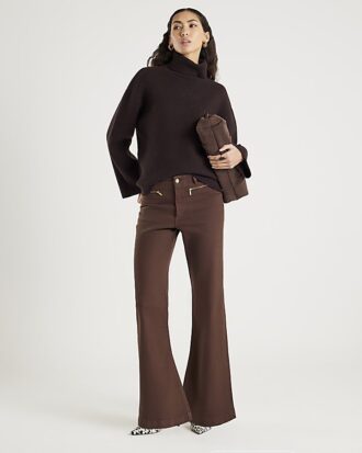 Bruna jeans med dragkedja fram och avslappnad passform