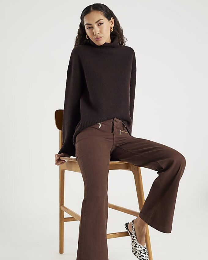 Bruna jeans med dragkedja fram och avslappnad passform