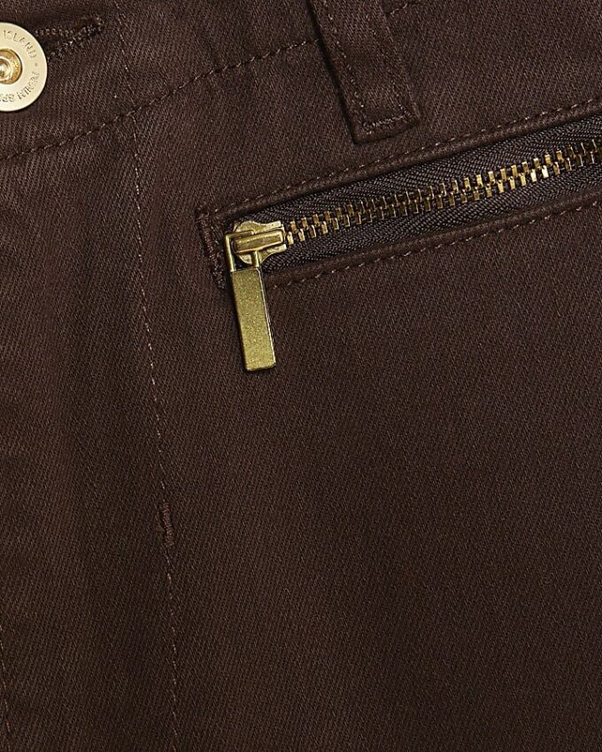 Bruna jeans med dragkedja fram och avslappnad passform