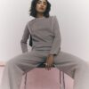 Bruna joggingbyxor med breda ben och whipstitch