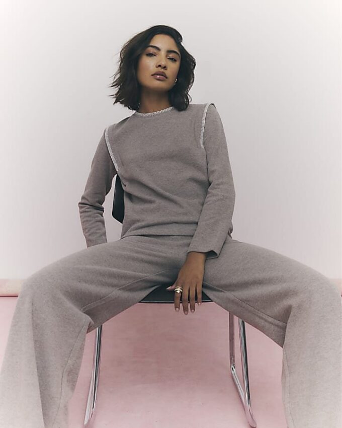 Bruna joggingbyxor med breda ben och whipstitch