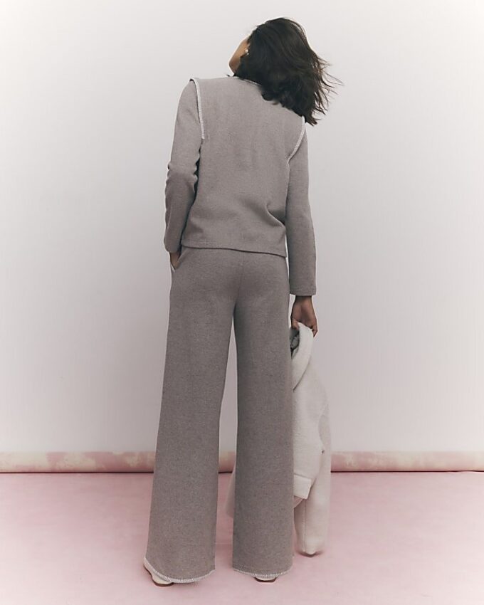 Bruna joggingbyxor med breda ben och whipstitch