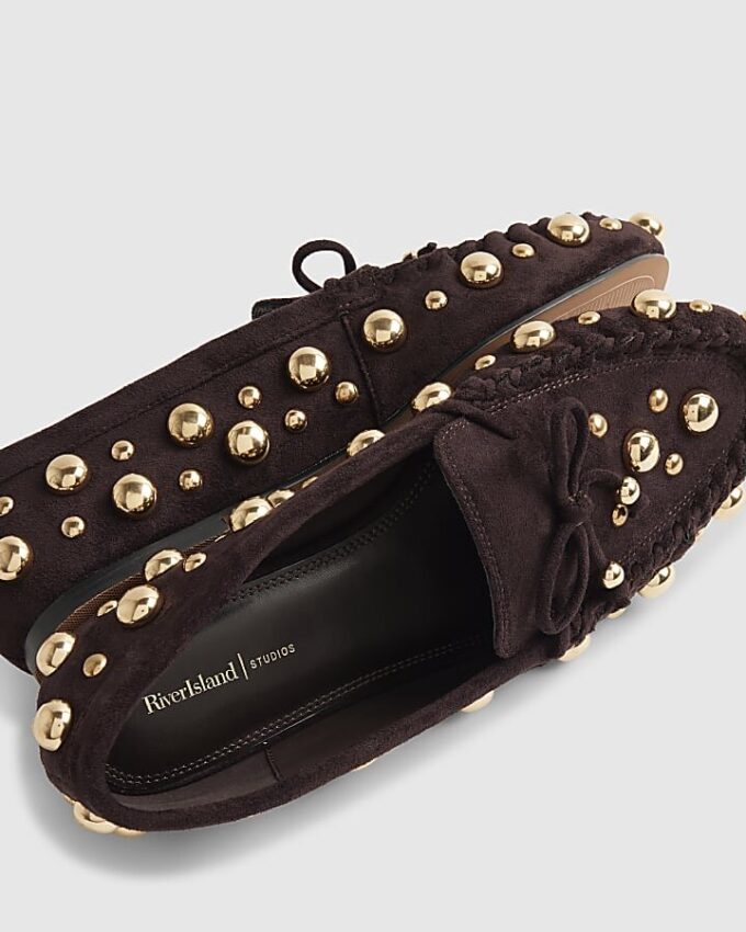 Bruna loafers i imitationsmocka med nitar