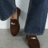 Bruna loafers i imitationsmocka med silverdetaljer