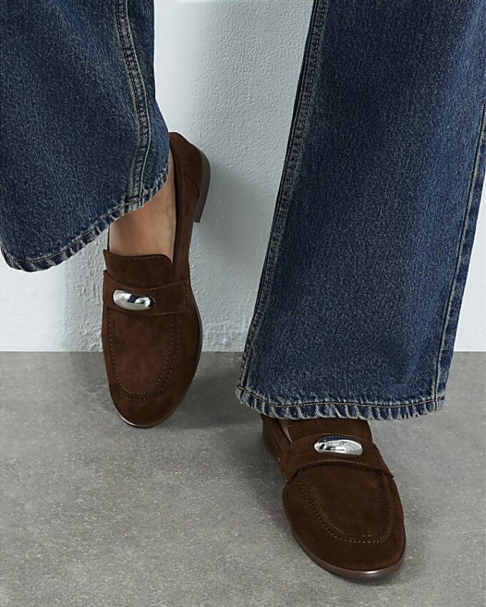 Bruna loafers i imitationsmocka med silverdetaljer