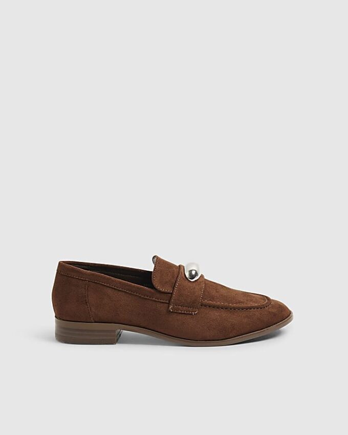 Bruna loafers i imitationsmocka med silverdetaljer