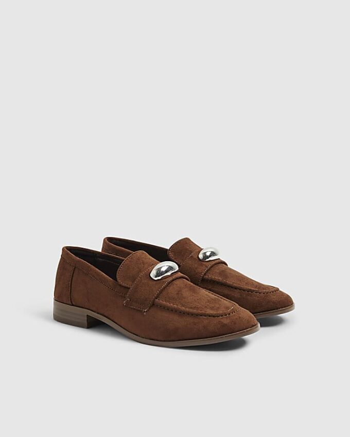 Bruna loafers i imitationsmocka med silverdetaljer