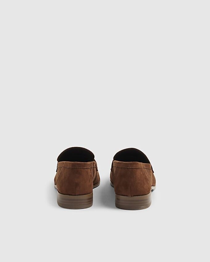 Bruna loafers i imitationsmocka med silverdetaljer
