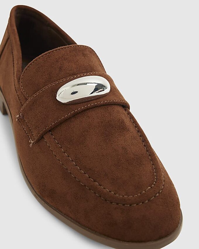 Bruna loafers i imitationsmocka med silverdetaljer