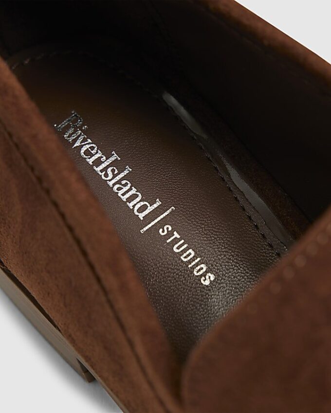 Bruna loafers i imitationsmocka med silverdetaljer