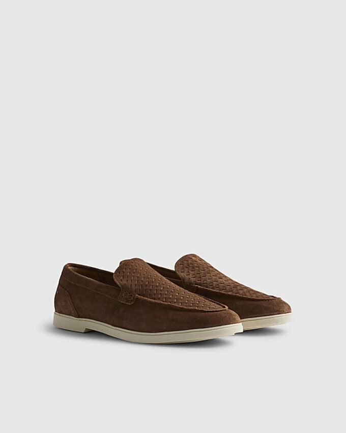 Bruna loafers i vävd mocka