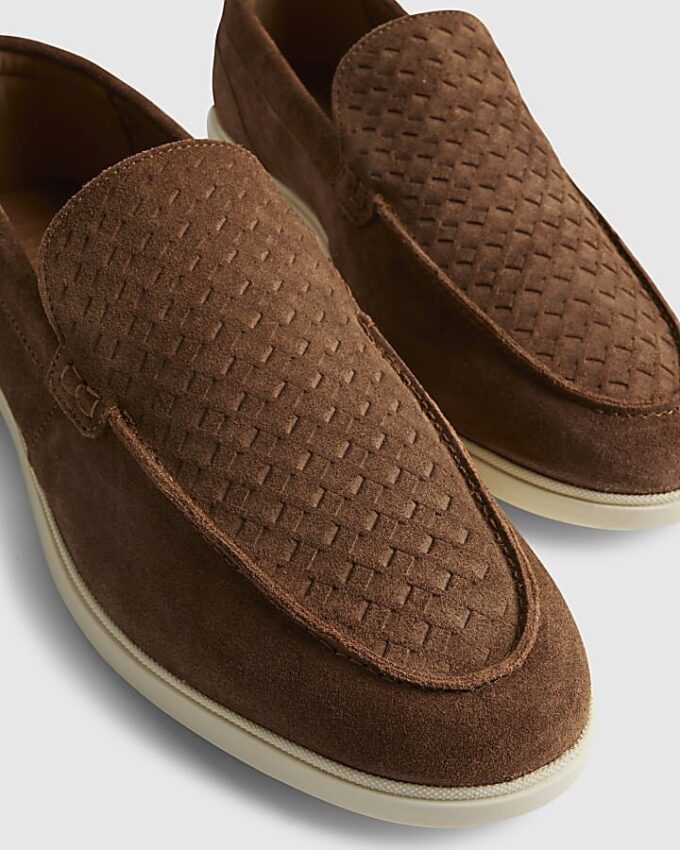 Bruna loafers i vävd mocka