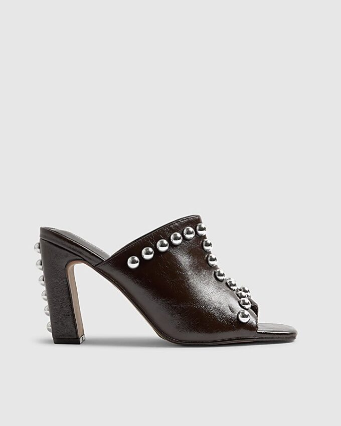 Bruna mules med blockklack och nitar i konstläder