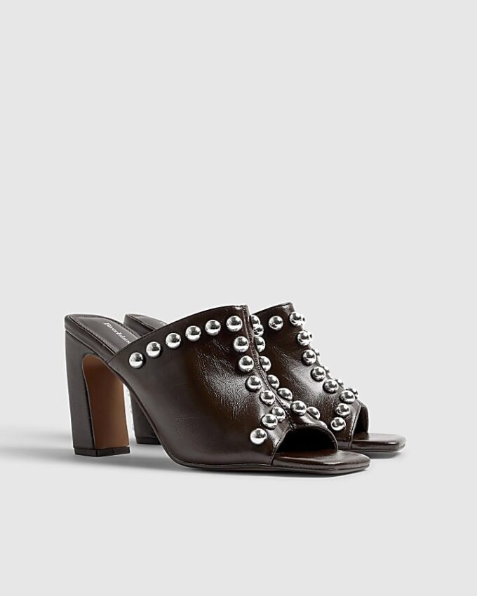 Bruna mules med blockklack och nitar i konstläder