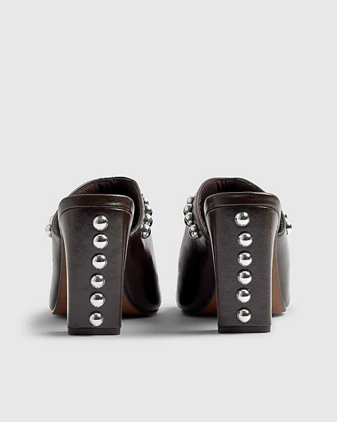 Bruna mules med blockklack och nitar i konstläder