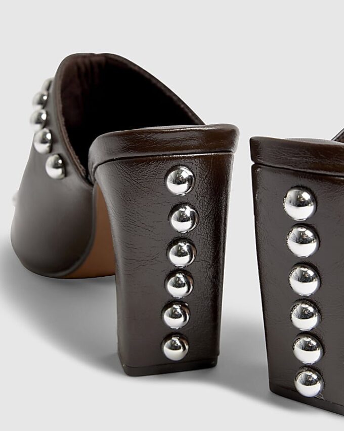 Bruna mules med blockklack och nitar i konstläder