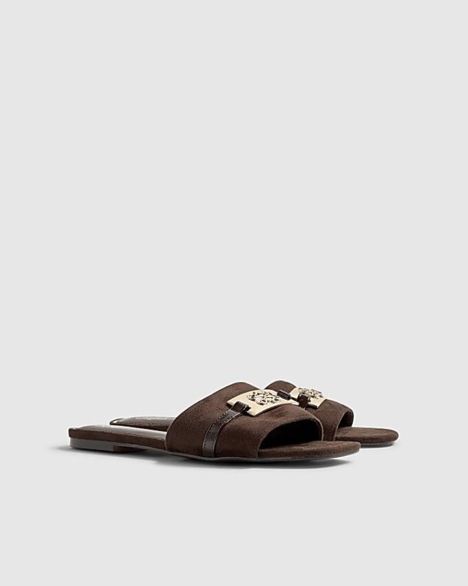 Bruna platta mule-sandaler i imitationsmocka med märkeslogotyp