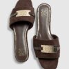 Bruna platta mule-sandaler i imitationsmocka med märkeslogotyp