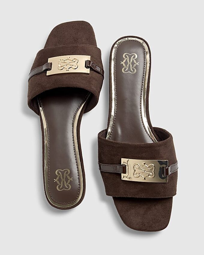 Bruna platta mule-sandaler i imitationsmocka med märkeslogotyp