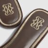 Bruna platta mule-sandaler i imitationsmocka med märkeslogotyp