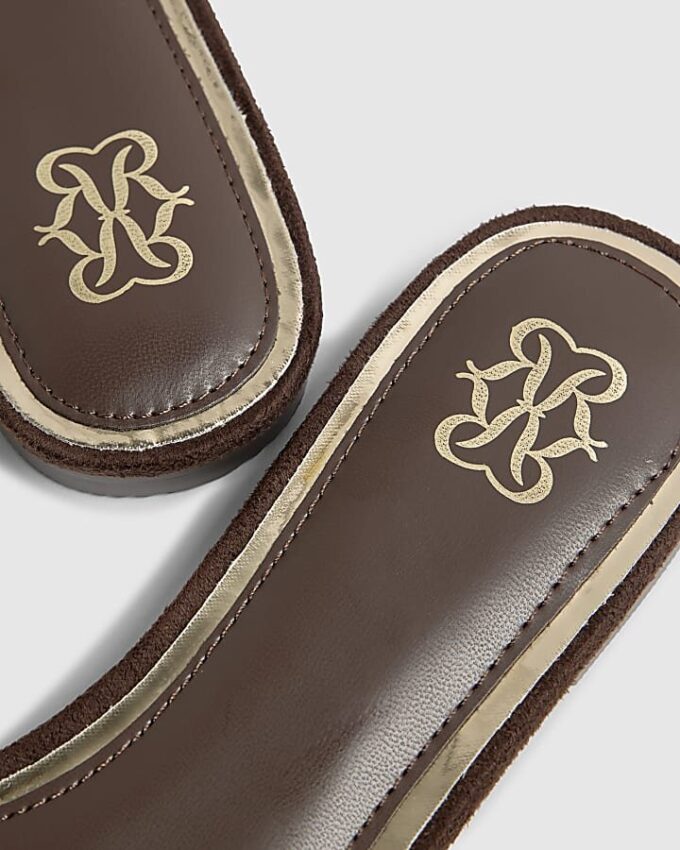 Bruna platta mule-sandaler i imitationsmocka med märkeslogotyp